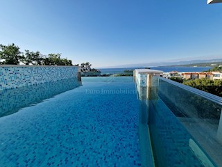 Attico esclusivo con piscina e fantastica vista sul mare! 