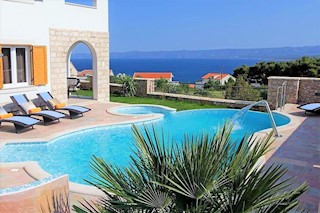 Luxury villa in a top location with a beautiful view of the sea