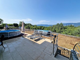 Appartamento al piano terra con vista mare
