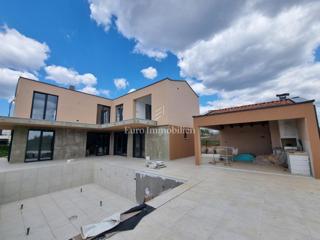 Nuova villa con piscina e garage