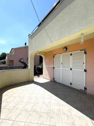 Isola di Krk - casa arredata con giardino e garage