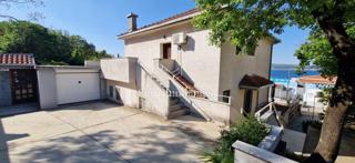 Crikvenica, Casa fronte mare con spazio commerciale