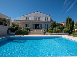 Villa arredata con piscina e ampio giardino