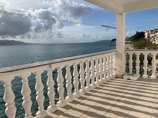 House in Brist front row to the sea