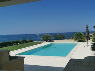 Superb apartment with pool, first row to the sea!