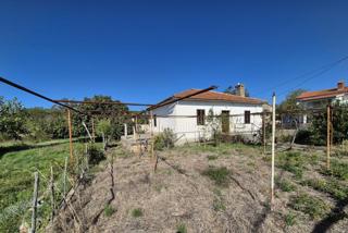 Casa indipendente in pietra con ampio giardino