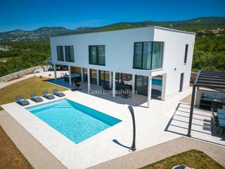 Villa con piscina e vista mare