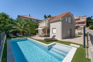Novalja-casa con piscina e garage vicino al mare e al centro