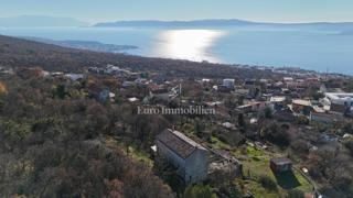 Casa in pietra con ampio terreno e vista mare