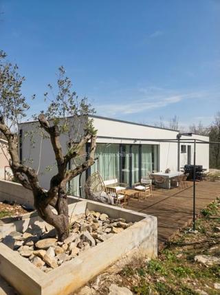 Istria, Labin - moderna casa a un piano con giardino