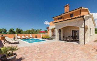 Detached house with a pool near Pula