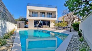 Beautiful villa with pool and sea view