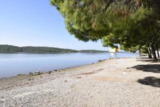 Attraente terreno edificabile vicino alla spiaggia - Pirovac