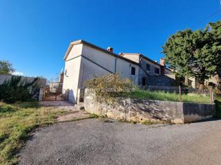 Casa con annesso e terreno - Labin