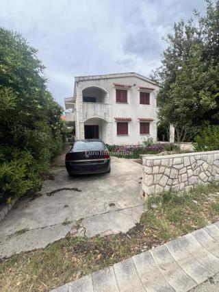 Metà della casa con tre appartamenti - Povljana, Pag