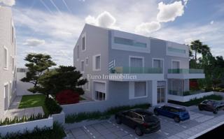 Novi Vinodolski - nuovo edificio con giardino a 250 metri dal mare