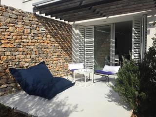 Città di Krk, appartamento duplex arredato con giardino