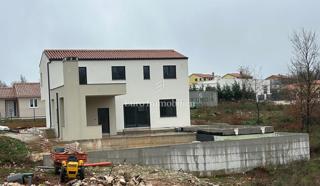 Istria - casa in costruzione con piscina