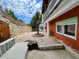 Dramalj, appartamento con due camere e giardino