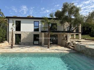 Casa con 3 appartamenti e piscina vicino al mare