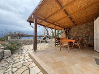 Isola di Pag - casa arredata con una vista sul mare