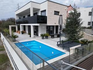 Crikvenica - casa con piscina e terreno edificabile