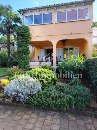 Semi-detached house with 3 apartments, 80 meters from the sea