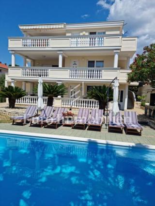 Casa plurifamiliare con piscina e vista sul mare aperto, Kozino-Zadar