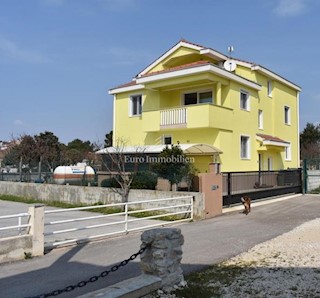 Casa con tre appartamenti, vicino al mare