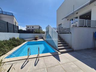 Appartamento con piscina e vista mare