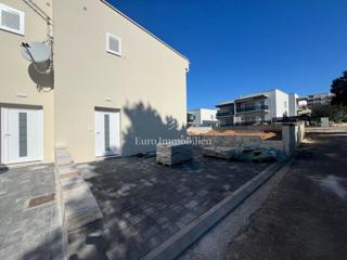 Casa di nuova costruzione con ampio giardino – Šimuni, Pag