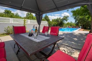 Appartamento al piano terra con ampio giardino e piscina - Parenzo