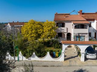 Dintorni di Pola – casa con tre appartamenti, vista mare