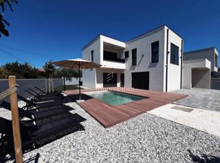 Casa moderna con piscina e garage – Pomer