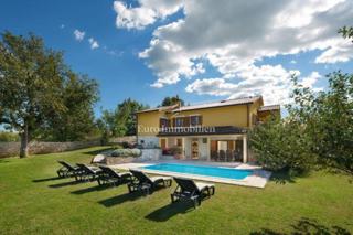 Dintorni di Albona: una casa con piscina, posizione tranquilla