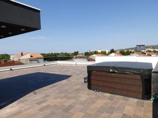 Vodice - lussuoso penthouse con terrazza sul tetto