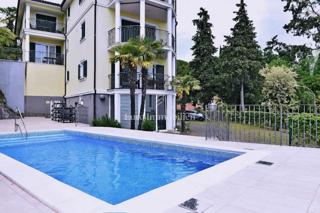 Opatija - appartamento arredato in un edificio con piscina