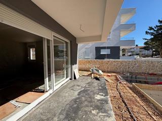 Novaglia – appartamento con piscina, vicino alla spiaggia