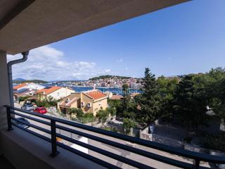 Ampio trilocale con vista mare, Mali Lošinj