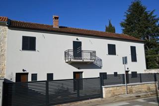 Casa con tre appartamenti vicino alla spiaggia, Fontane