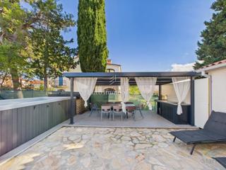 Medulin - casa con 4 appartamenti, piscina, 350m mare