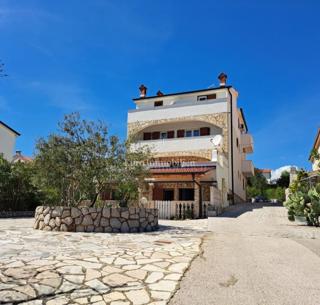 Isola di Krk - casa plurifamiliare con una bellissima vista sul mare