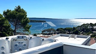 Attico da sogno a Rab con terrazza panoramica – A soli 250 m dalla spiaggia