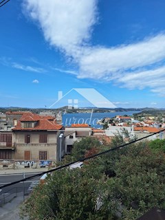IN VENDITA – Appartamento nel centro di Sebenico con parcheggio e vista!