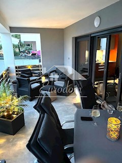 VENDITA Appartamento con 4 Camere e Giardino, a 150 m dal Mare