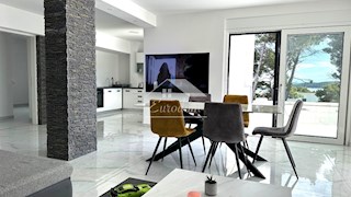 Banjol, Rab – Lussuoso appartamento al piano terra con piscina e vista mare, a soli 250 m dalla spiaggia!