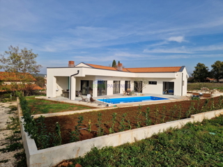Istria, vicinity of Rovinj, beautiful single-storey house with pool