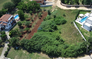 Poreč, periferia, terreno edificabile per la costruzione di appartamenti, 10 km dal mare