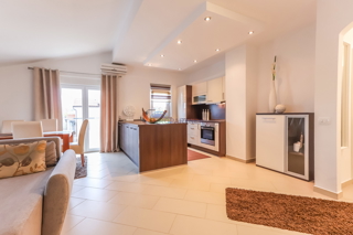 Poreč, appartamento moderno arredato con 3 locali + terreno 140m2 - a soli 2,5 km dal mare