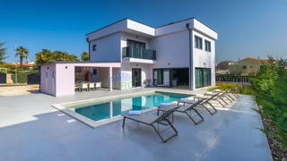 Villa moderna a 800 metri dal mare a Parenzo
